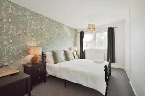 Large 2-br City Home Free Parking Sleeps 6