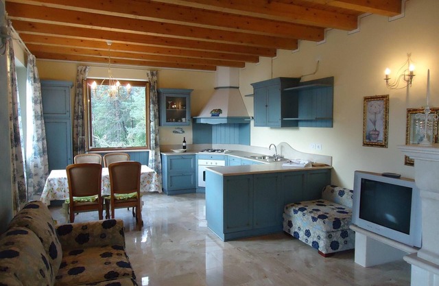 large apartment with great views in a quiet location, 200m to the lake, up to 5 people.