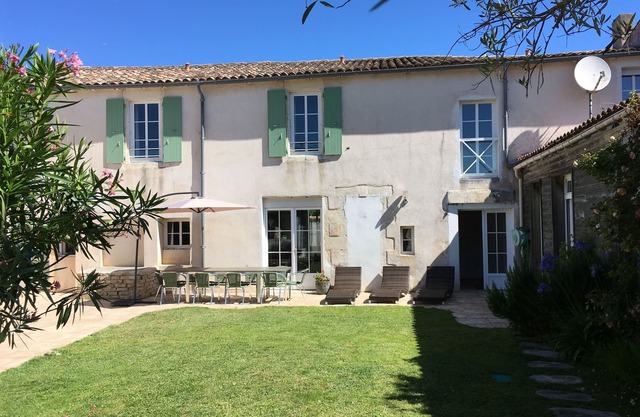 Large charming house in the heart of the village of Couarde close to the beaches .