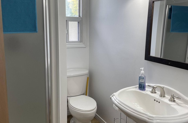 Large Cottage, 2 min Walk to Beach, BCC #1