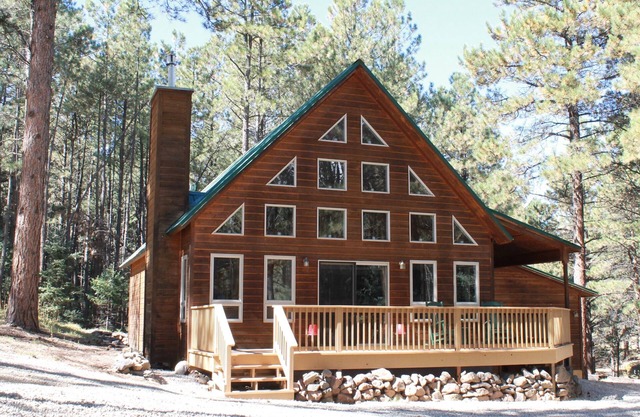 Large deck overlooking hiking trail/fiber-optic wifi/short walk to village.