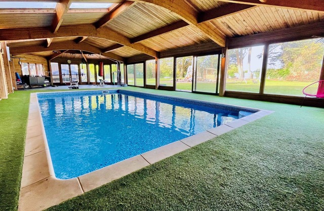 Large House nr West Wittering Beach, Indoor Pool. Sleeps 17