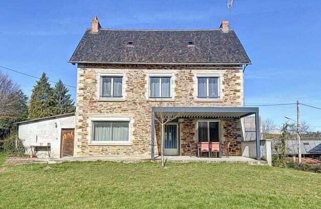 Large house with 5 bedrooms in the countryside