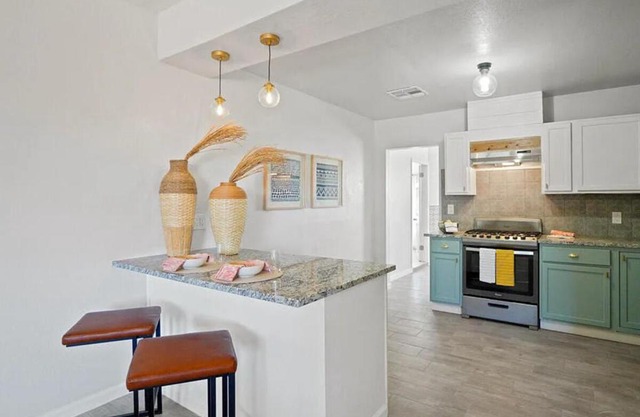 Large Stylish Hm W Big Back Yard