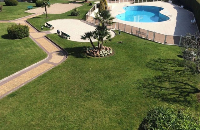 Large, very quiet studio 38 m2 terrace 18 m2 pool/garden view
