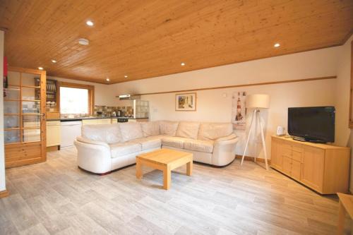 Lazy Bear Lodge with Hot Tub - Finlake Resort and Spa in Devon