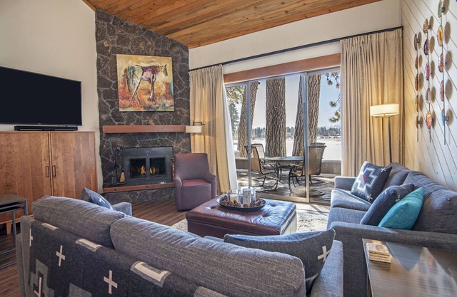 LC025-26 | Modern split level 2-bed/bath condo w/kitchen and mountain views.