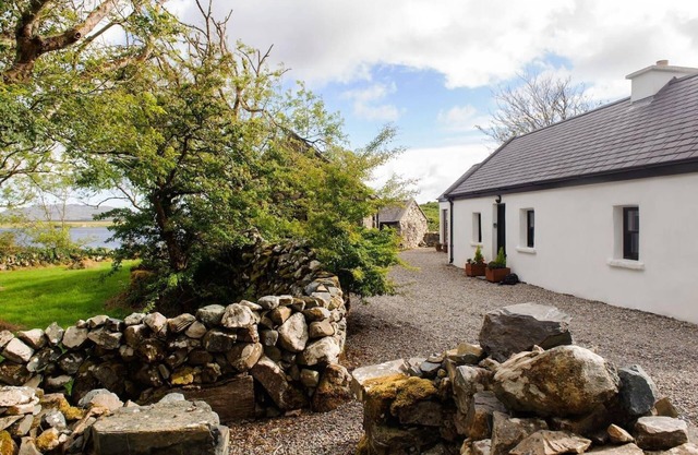 Leap Year Cottage by Lake Beaghcauneen in Clifden