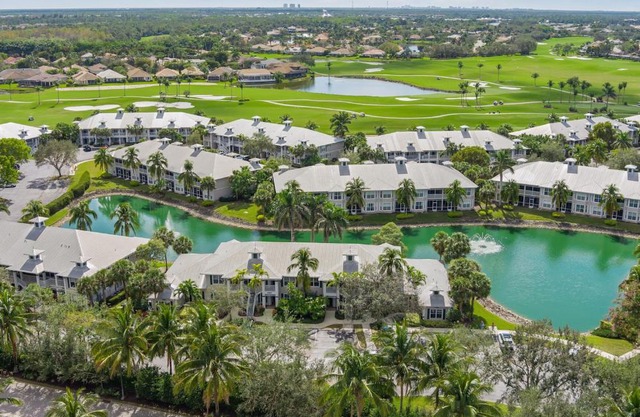 Lely Greenlinks Top Floor - on Golf Course, Minutes from Beaches, Downtown!