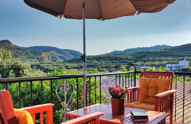 Leti's Traditional Hilltop Maisonette with seaview