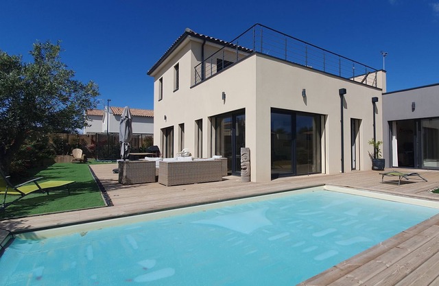Light-filled, eco-friendly villa with garden and pool, 5 minutes from the beach