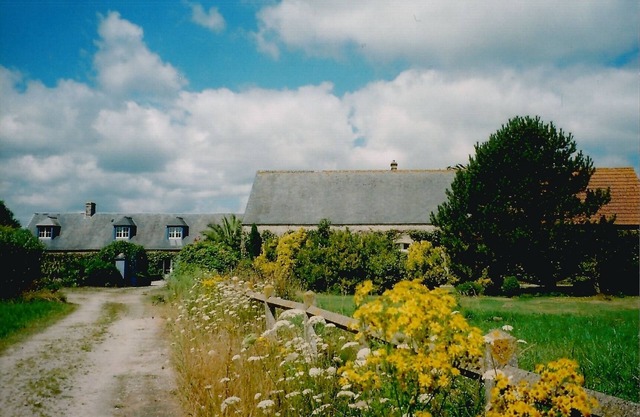 Live directly on the 18-hole golf course, 300 m from the sea (Utah Beach)
