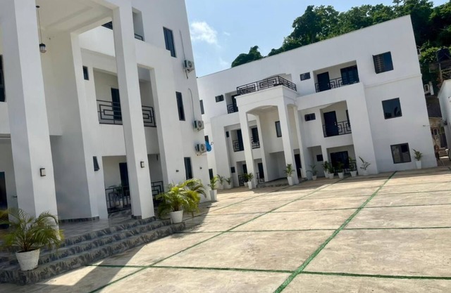 Live the luxury life you deserve! 2-bedroom apartment in Abuja with AC, WiFi.