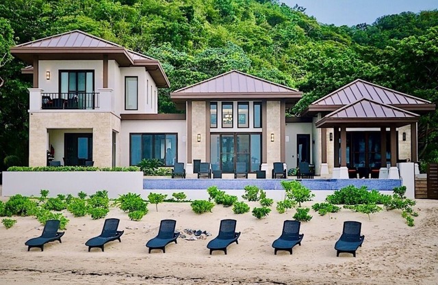 "LIVING WATERS ROATAN" CAMP BAY BEACH LUXURY OCEANFRONT VACATION VILLA