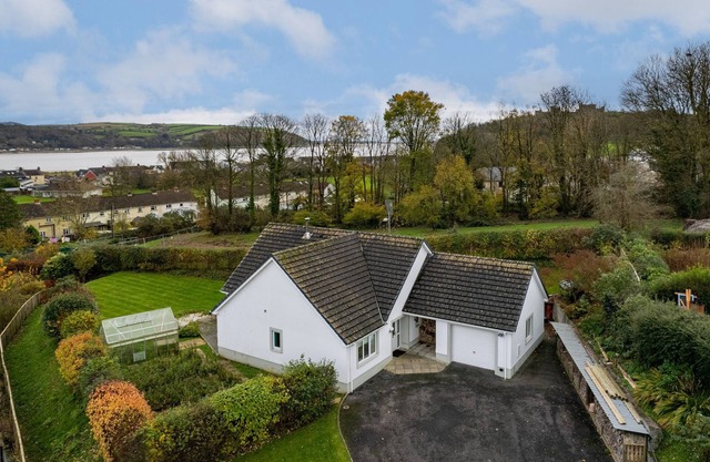 Llais Y Mor, A Family, pet friendly home with Coastal Views