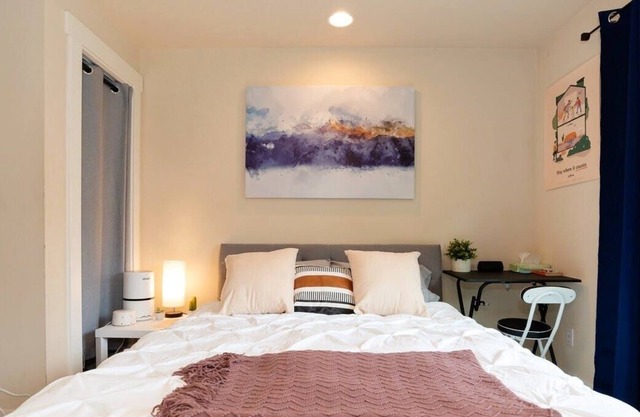 Loftium | Cozy spot w backyard tucked in unbeatable location