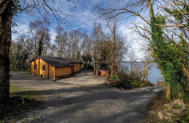 Log cabin on the lake - Sleeps 4 & jacuzzi