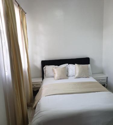 Lovely 2 and 1 bedroom guest units Karen