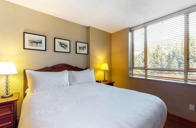 Lovely 2nd-floor studio with ski view, pool, hot tubs & saunas - walk to lifts