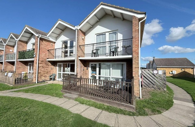 Lovely 6 berth villa at Waterside Village Park in Corton ref 14100W