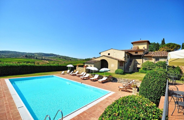 Lovely apartment with WIFI, A/C, pool, TV and pets allowed, close to Greve In Chianti