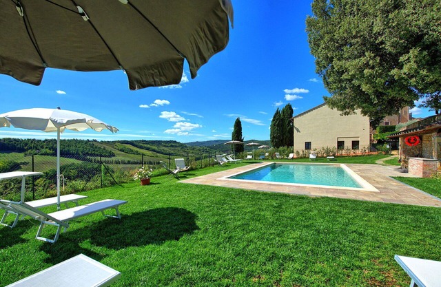 Lovely apartment for 10 people with WIFI, pool, A/C and panoramic view, close to San Gimignano