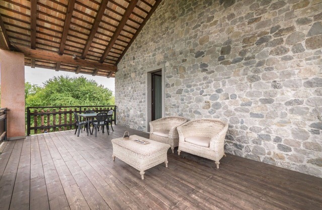 Lovely apartment in villa for 4 people with A/C, WIFI, pool, TV, terrace and pets allowed