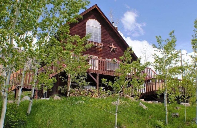 Lovely Cabin Between Downtown and Ski Resort, Hot Tub, Great Views, Dog Friendly