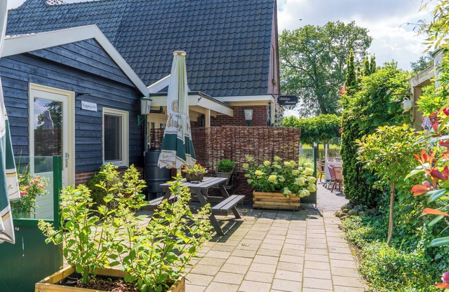 Lovely new apartment with garden