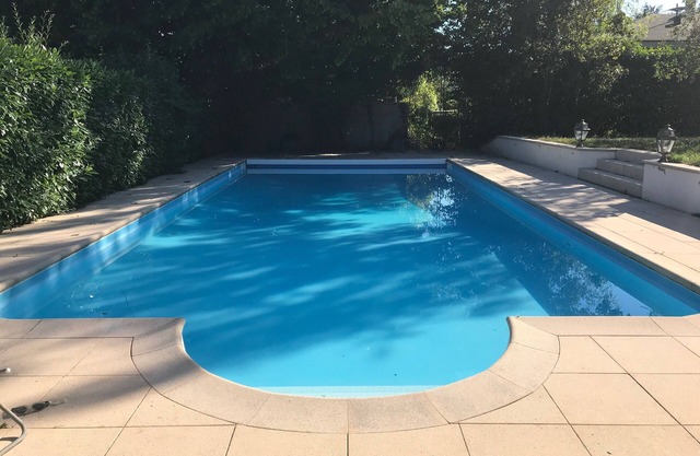 Lower-ground appartment with pool - 10 min from Geneva center