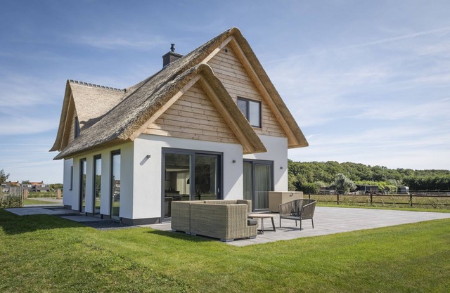 Lush Villa in De Cocksdorp Texel with Steambath
