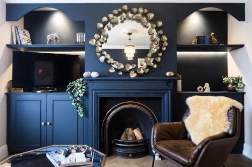 Luxe Stratford Townhouse beautifully renovated, well equipped, sleeps 4, 2 bathrooms, free parking - minutes walk to town, RSC & pubs - pet friendly
