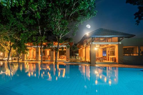 LUXTORI Arugambay - In-house guests are entitled to a 10 percent off at Cilantro Restaurant, Bloom Cafe, and Zeste Bar Lounge