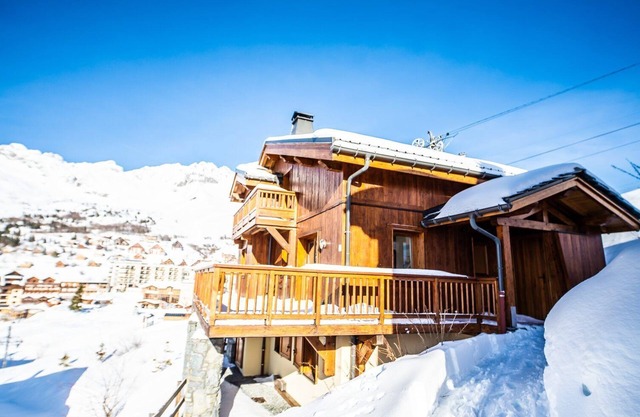 Luxury chalets (10p) 5 bed- and 3 bathrooms. In center Saint François Longchamp with ski-in & out.