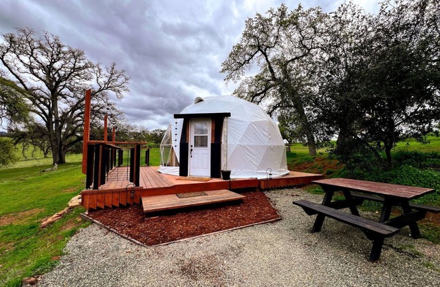 Luxurious Rustic Dome with Private Deck and Picnic Table in California