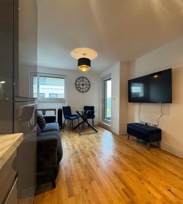 Luxury 1 bedroom Apartment, large balcony with Views Town Centre
