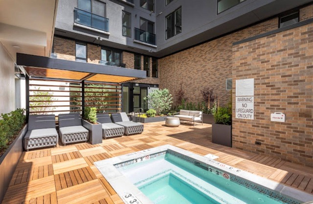 Luxury 1 Bedroom, Gym, Spa, Garage, King bed