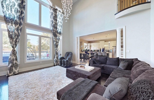 Luxury 3 Bedroom Family Home - w/Free WiFi & Parking. 20mins from Downtown