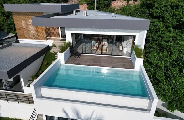 Luxury 3-bedroom house with WiFi and AC in Tamanique