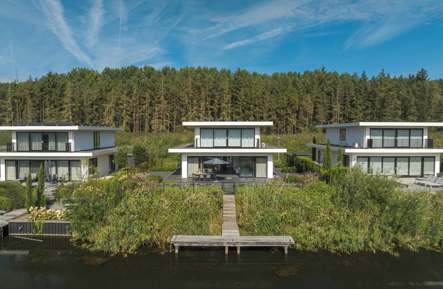 Luxury 6-person villa on the water with 3 bedrooms, 3 bathrooms, bath, balcony, spacious garden with swimming jetty and modern kitchen. Located at Villa Resort Harderwold near Harderwijk and the Veluwemeer.