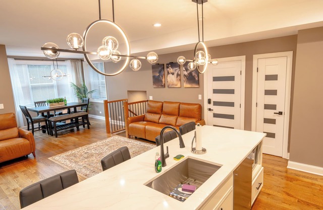 Luxury 6Bedroom, 4.5 Bathroom Home Mins from Downtown and the Lake