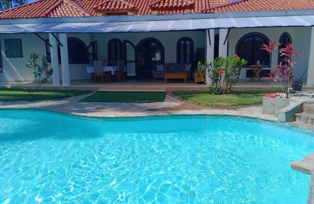 Luxury 7 bedrooms villa close to playa laguna beach
