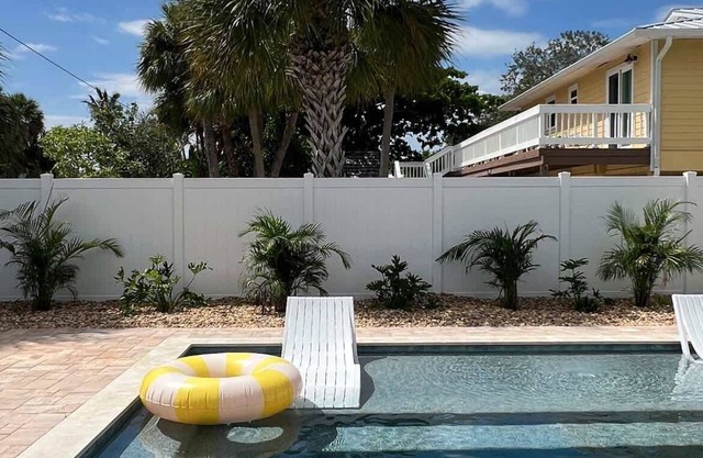 Luxury Beach Bungalow | Walk to Dining & Sunset