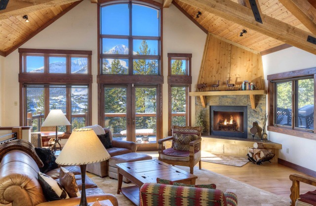 Luxury Chalet- Amazing mountain views- nSki-in Ski-out access - Private hot tub