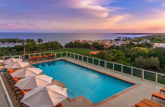 Luxury Condo w/BAY VIEW at HOTEL ARYA - PARKING & WiFi INCLUDED!
