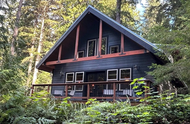Luxury Cottage In Snowline - Glacier, WA - near Mt Baker - hot tub!