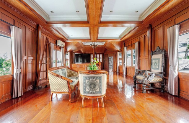Luxury Iconic Royal Boat Pool Villa North Pattaya