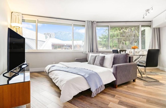 Luxury in prime location! Whistler Central w/Mountain View 2 Min to Gondola.