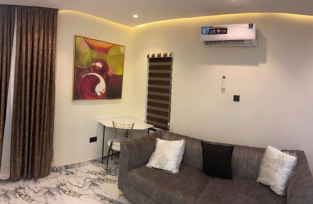 Luxury & Modern Self Check-In Apts near Airport M03b
