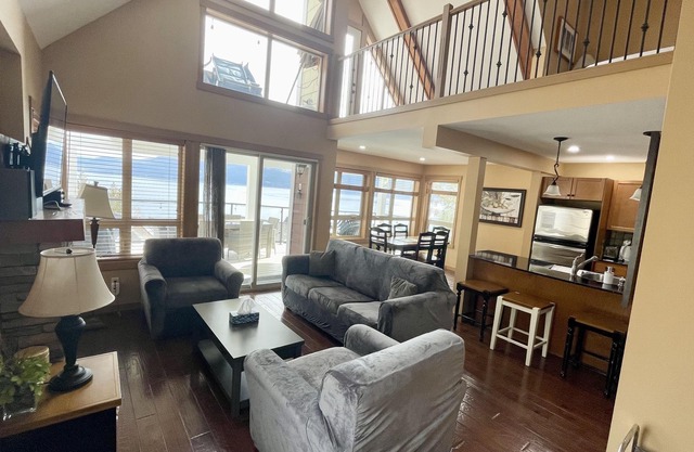 Luxury Okanagan Lake View Cottage in La Casa (LaCasa) Resort, Kelowna!